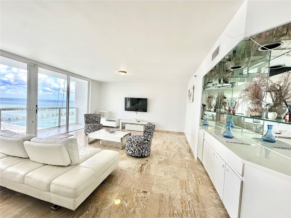 For Rent: $5,500 (2 beds, 2 baths, 1460 Square Feet)