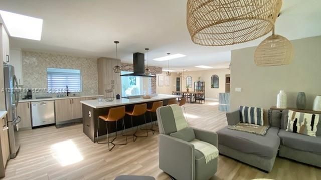 For Rent: $6,800 (4 beds, 2 baths, 2537 Square Feet)