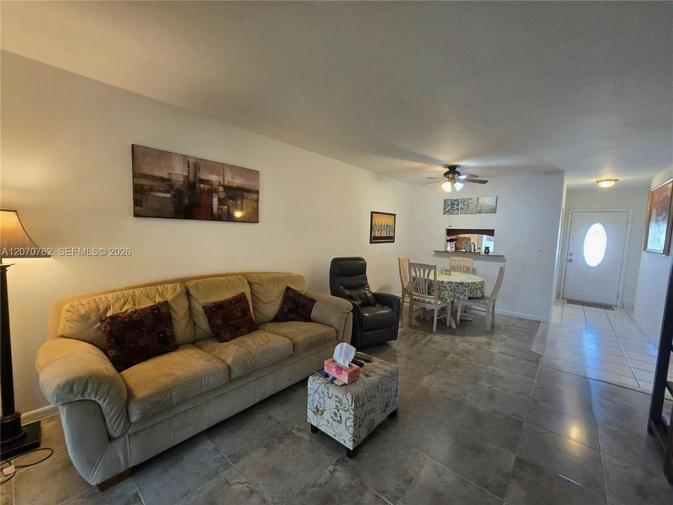 For Sale: $130,000 (2 beds, 2 baths, 944 Square Feet)