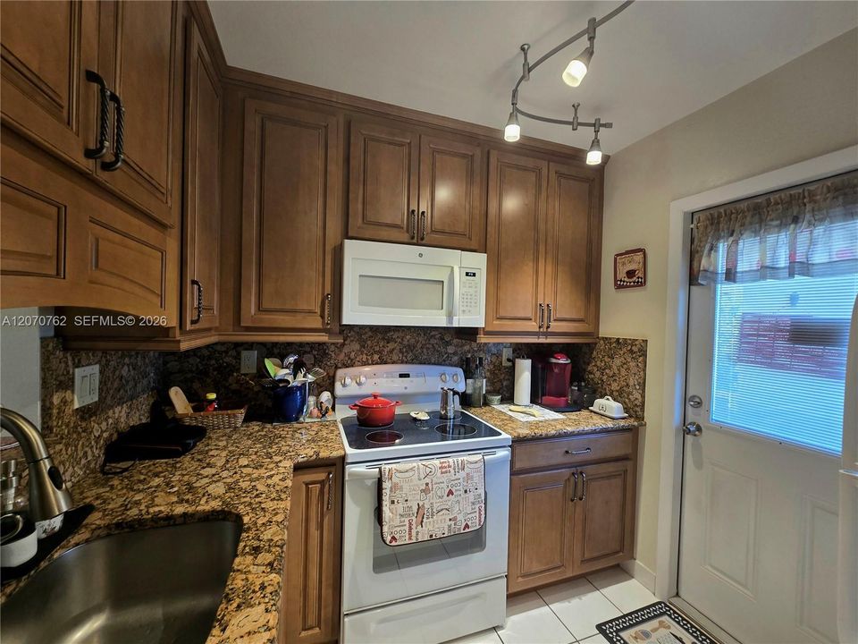 For Sale: $130,000 (2 beds, 2 baths, 944 Square Feet)