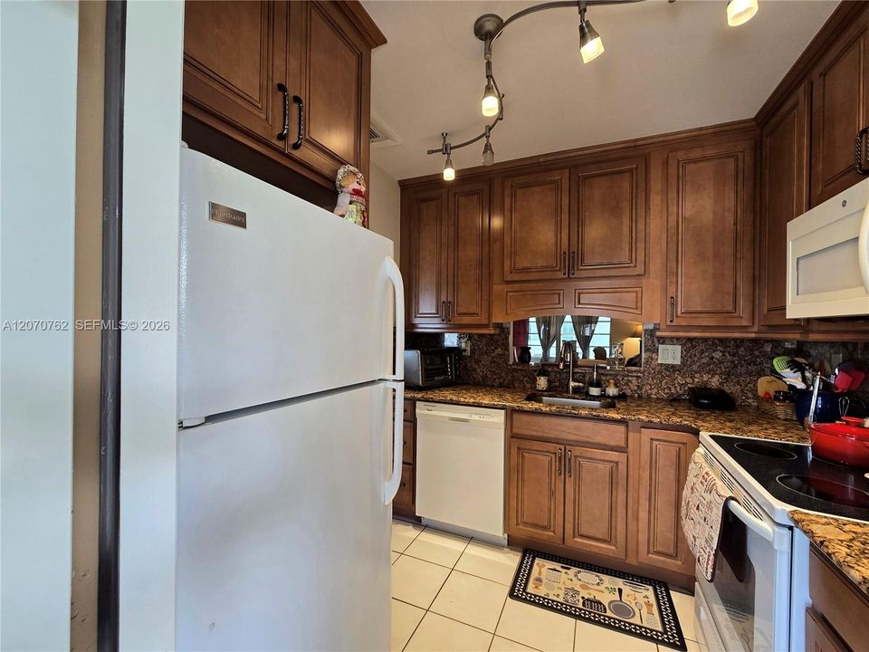For Sale: $130,000 (2 beds, 2 baths, 944 Square Feet)