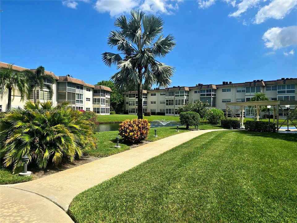 For Sale: $130,000 (2 beds, 2 baths, 944 Square Feet)