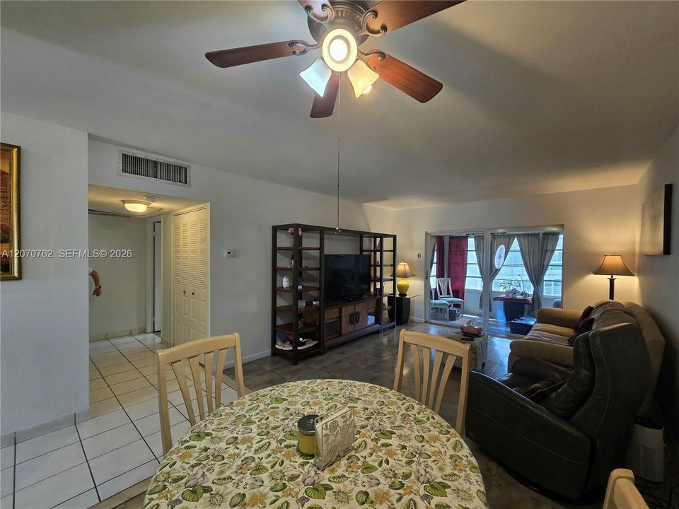 For Sale: $130,000 (2 beds, 2 baths, 944 Square Feet)