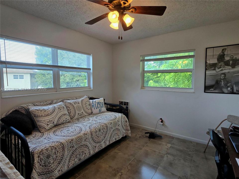 For Sale: $130,000 (2 beds, 2 baths, 944 Square Feet)