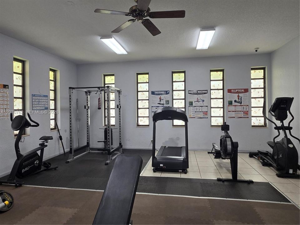 For Sale: $130,000 (2 beds, 2 baths, 944 Square Feet)
