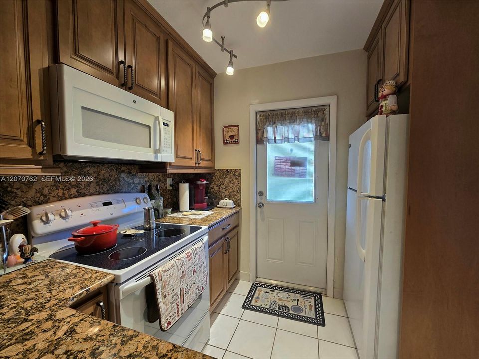 For Sale: $130,000 (2 beds, 2 baths, 944 Square Feet)
