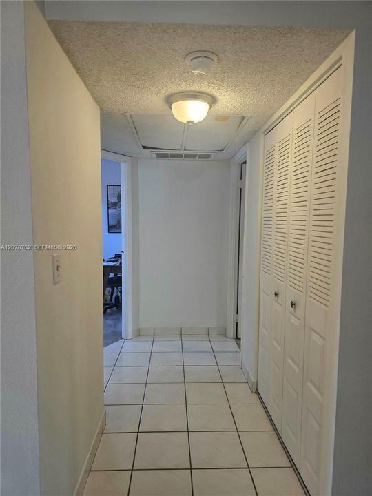 For Sale: $130,000 (2 beds, 2 baths, 944 Square Feet)