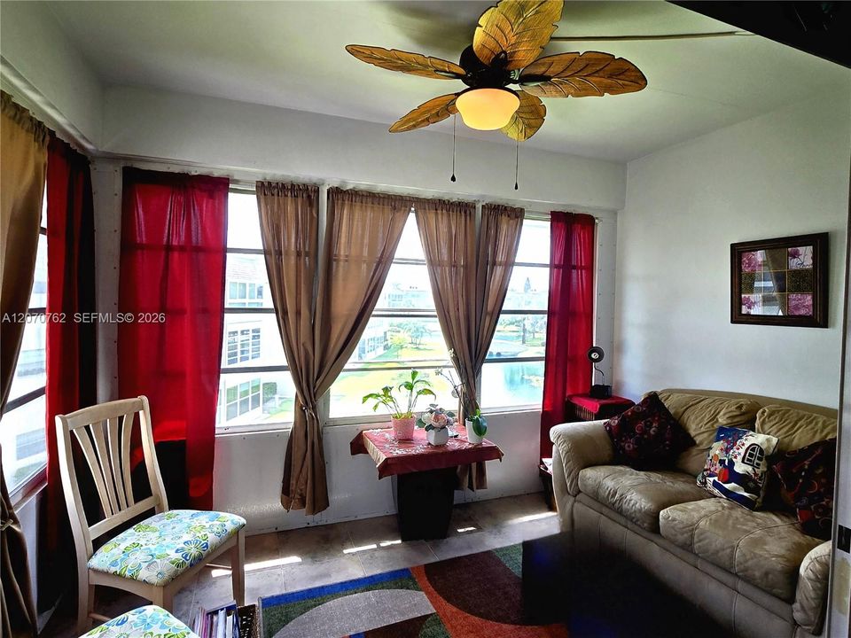 For Sale: $130,000 (2 beds, 2 baths, 944 Square Feet)