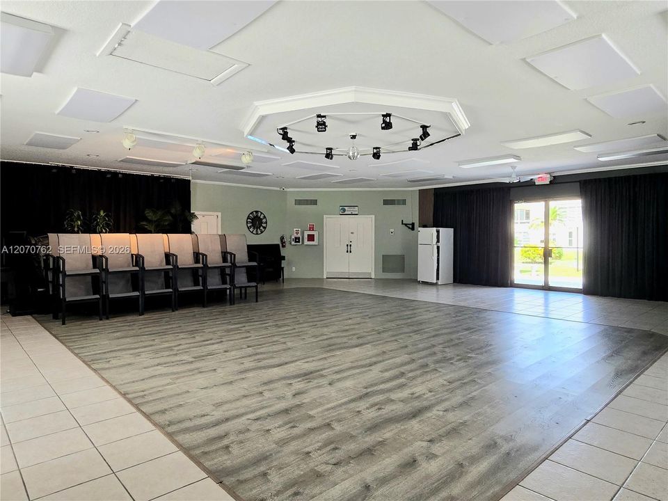 For Sale: $130,000 (2 beds, 2 baths, 944 Square Feet)
