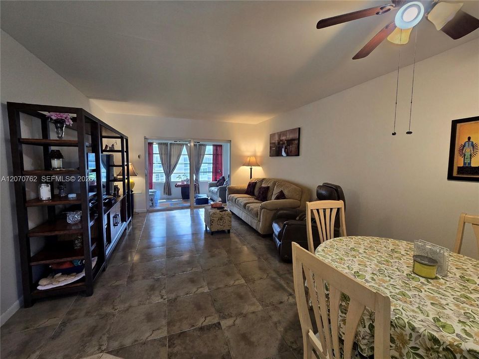 For Sale: $130,000 (2 beds, 2 baths, 944 Square Feet)