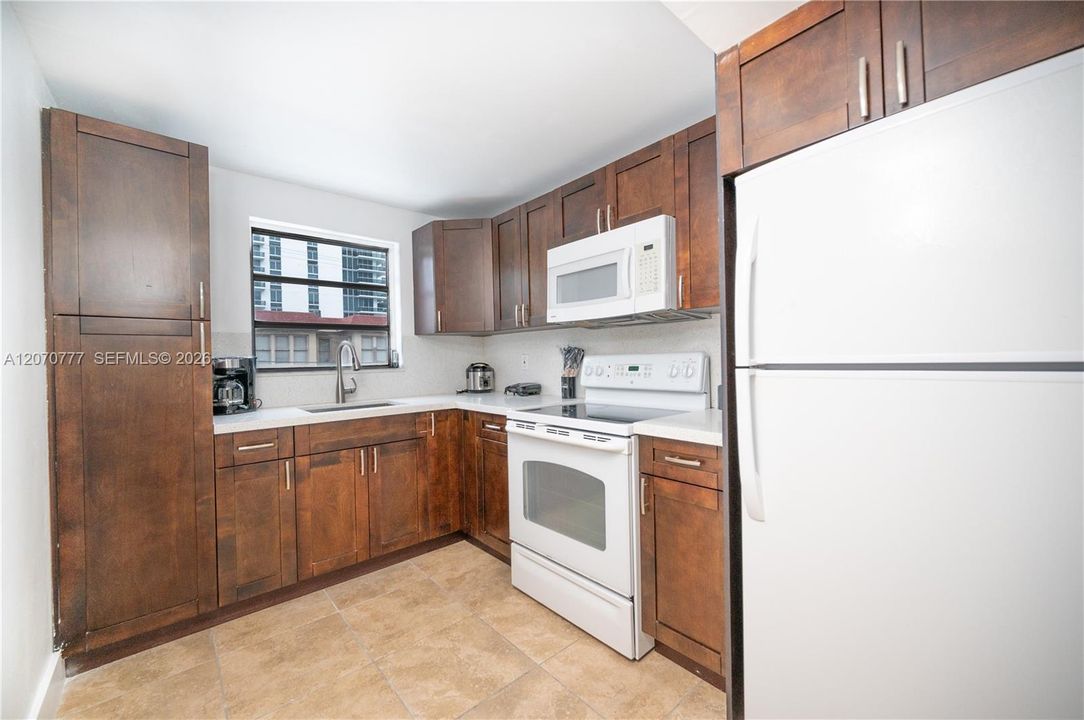 For Rent: $2,850 (3 beds, 2 baths, 910 Square Feet)
