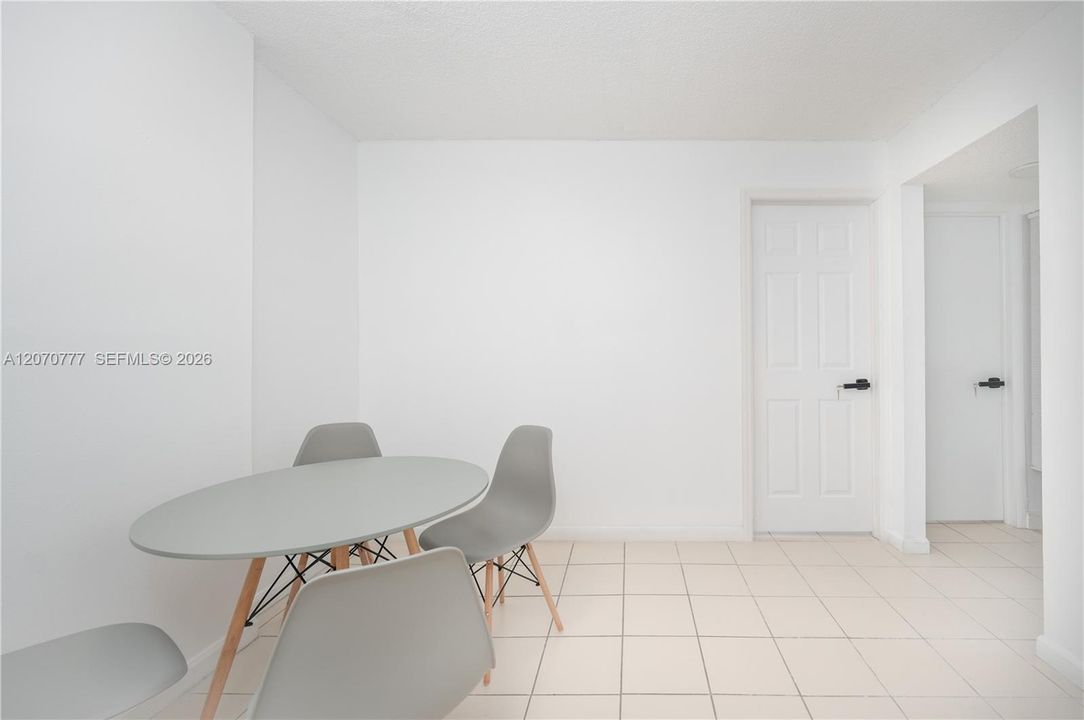 For Rent: $2,850 (3 beds, 2 baths, 910 Square Feet)