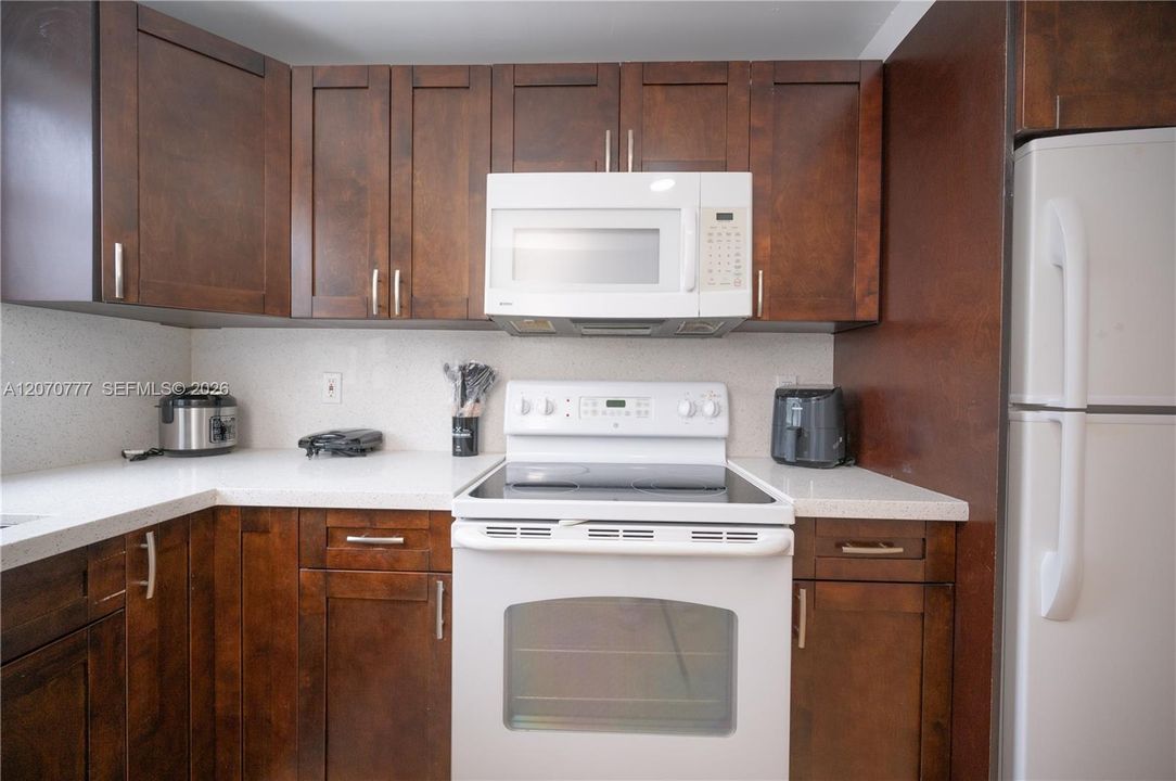 For Rent: $2,850 (3 beds, 2 baths, 910 Square Feet)