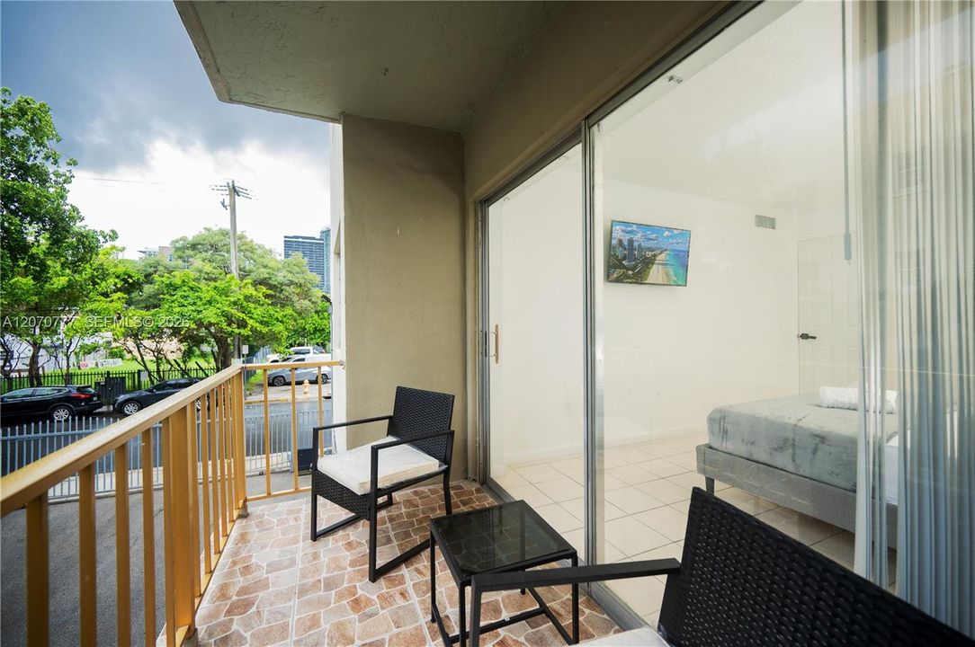 For Rent: $2,850 (3 beds, 2 baths, 910 Square Feet)