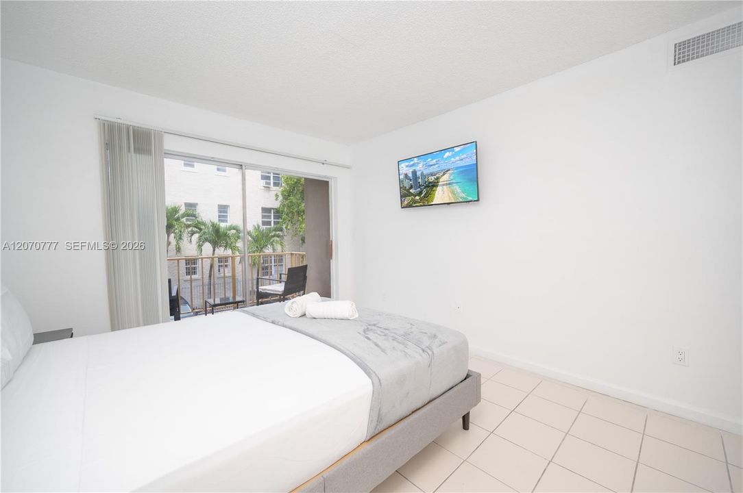 For Rent: $2,850 (3 beds, 2 baths, 910 Square Feet)