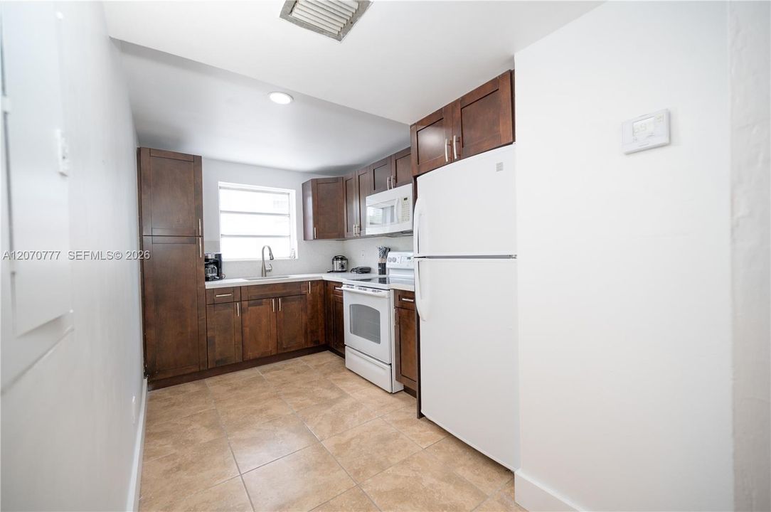 For Rent: $2,850 (3 beds, 2 baths, 910 Square Feet)