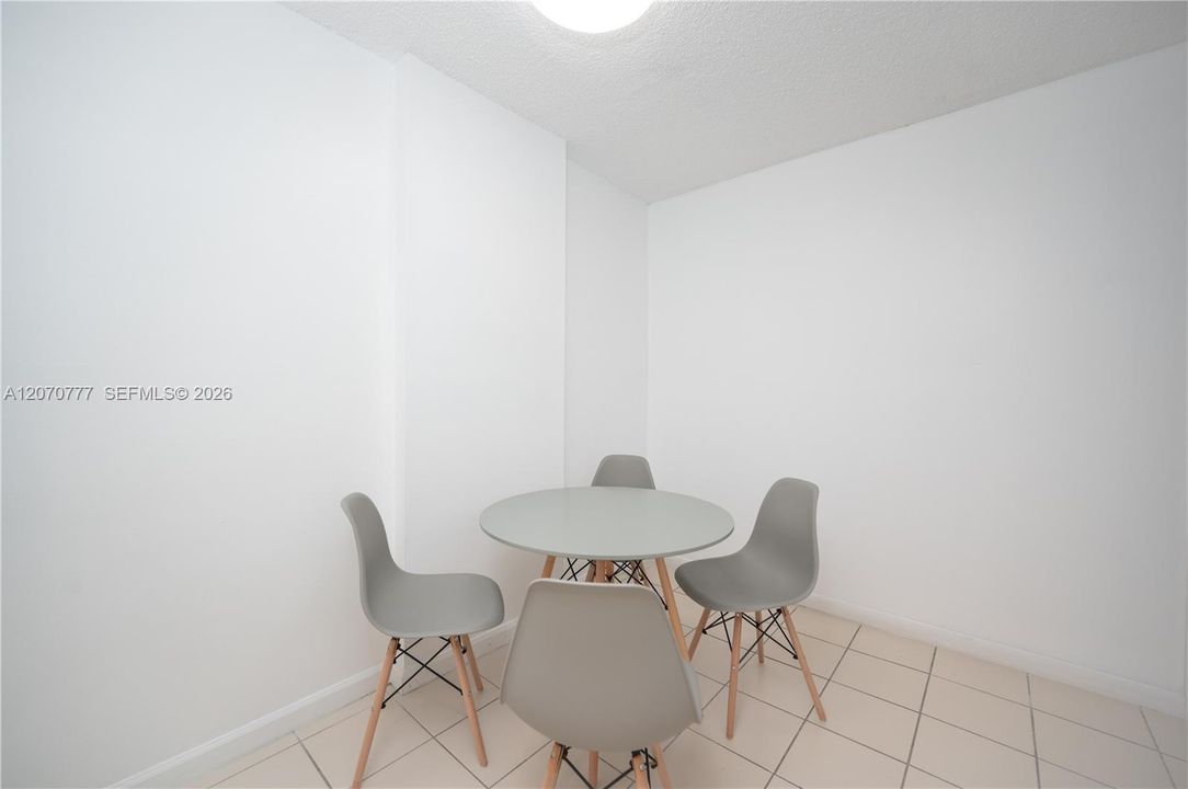 For Rent: $2,850 (3 beds, 2 baths, 910 Square Feet)