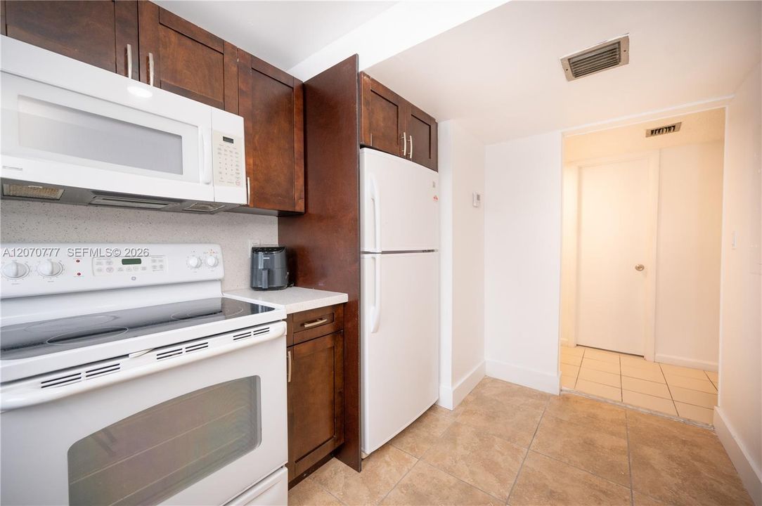 For Rent: $2,850 (3 beds, 2 baths, 910 Square Feet)