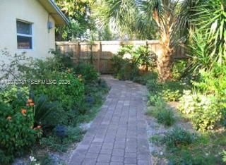 For Sale: $230,000 (2 beds, 1 baths, 611 Square Feet)