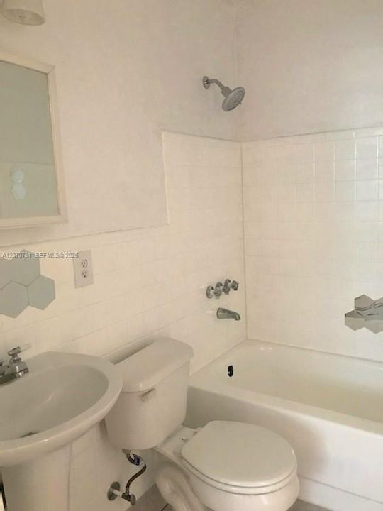 For Sale: $230,000 (2 beds, 1 baths, 611 Square Feet)