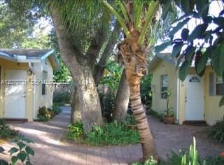 For Sale: $230,000 (2 beds, 1 baths, 611 Square Feet)