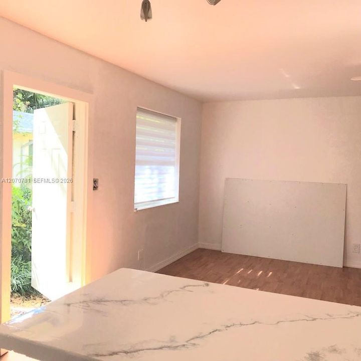 For Sale: $230,000 (2 beds, 1 baths, 611 Square Feet)