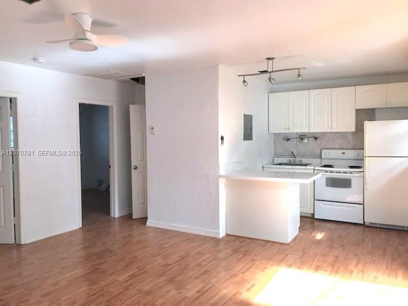For Sale: $230,000 (2 beds, 1 baths, 611 Square Feet)
