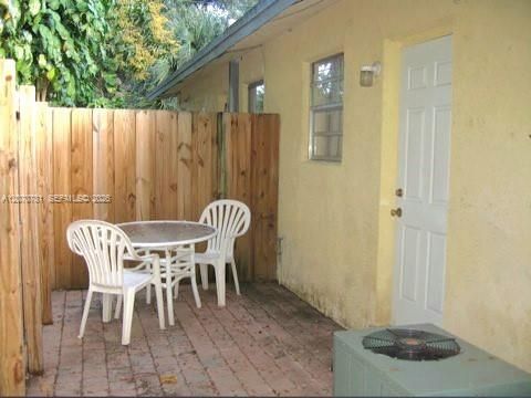 For Sale: $230,000 (2 beds, 1 baths, 611 Square Feet)