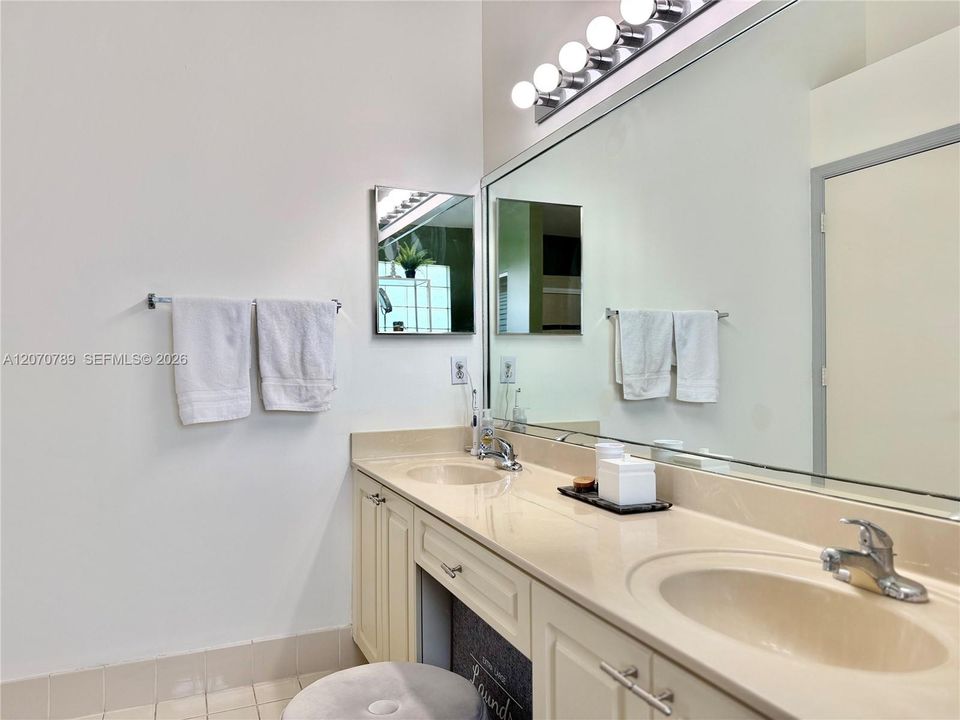 For Rent: $4,000 (3 beds, 2 baths, 1637 Square Feet)