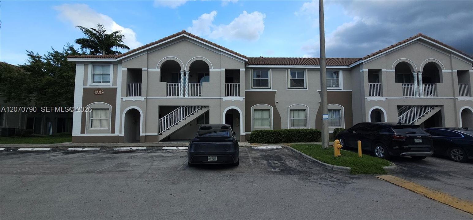 For Rent: $1,900 (3 beds, 2 baths, 1182 Square Feet)