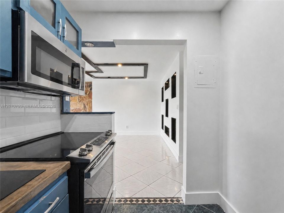 For Sale: $284,999 (2 beds, 2 baths, 1099 Square Feet)