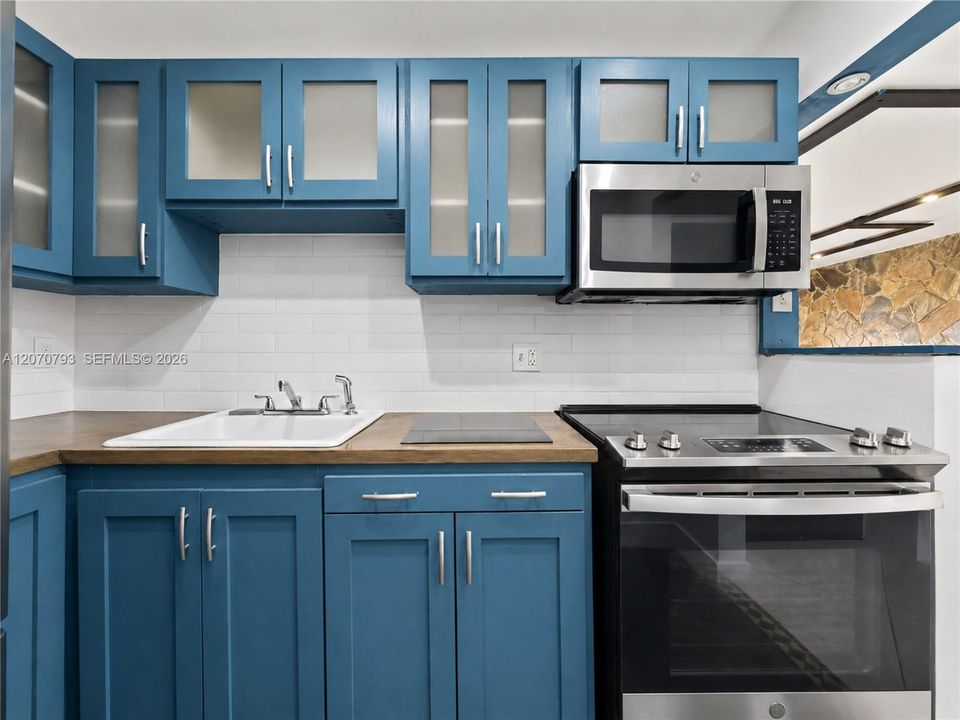 For Sale: $284,999 (2 beds, 2 baths, 1099 Square Feet)