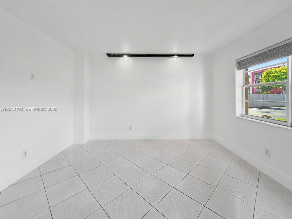 For Sale: $284,999 (2 beds, 2 baths, 1099 Square Feet)