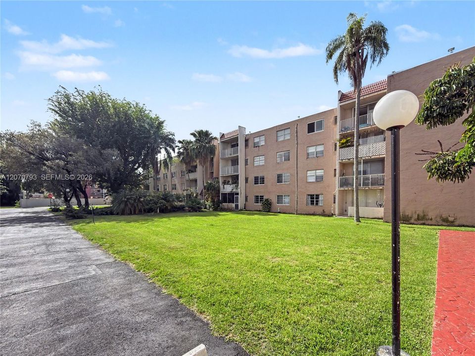 For Sale: $284,999 (2 beds, 2 baths, 1099 Square Feet)