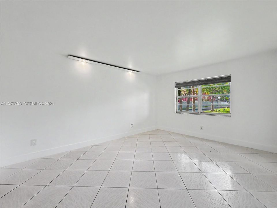 For Sale: $284,999 (2 beds, 2 baths, 1099 Square Feet)