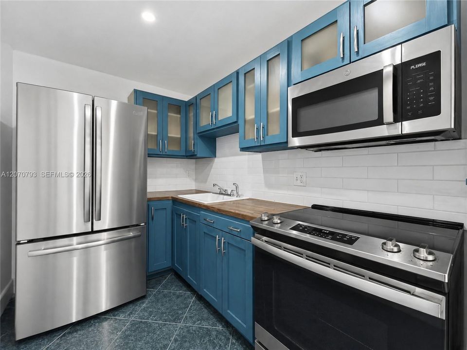 For Sale: $284,999 (2 beds, 2 baths, 1099 Square Feet)