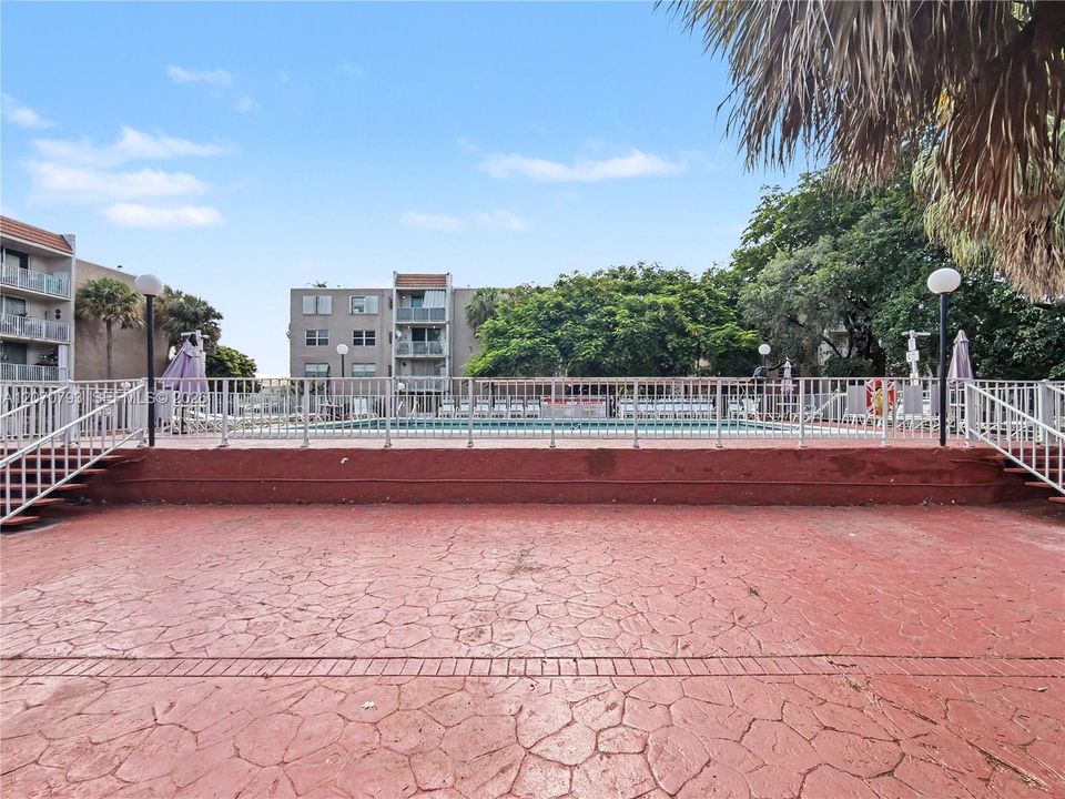 For Sale: $284,999 (2 beds, 2 baths, 1099 Square Feet)