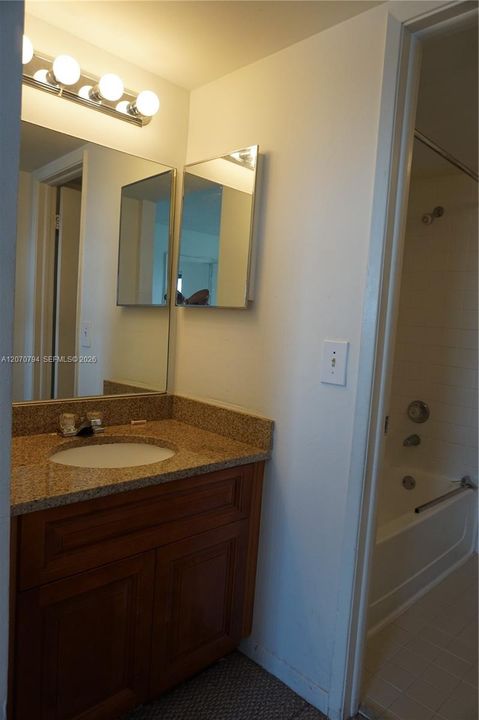 For Rent: $2,000 (2 beds, 2 baths, 986 Square Feet)