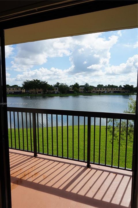 For Rent: $2,000 (2 beds, 2 baths, 986 Square Feet)