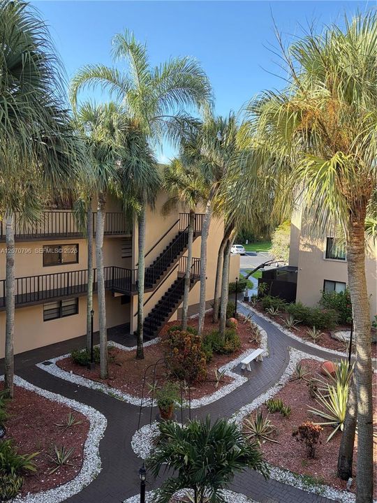 For Rent: $2,300 (2 beds, 2 baths, 936 Square Feet)