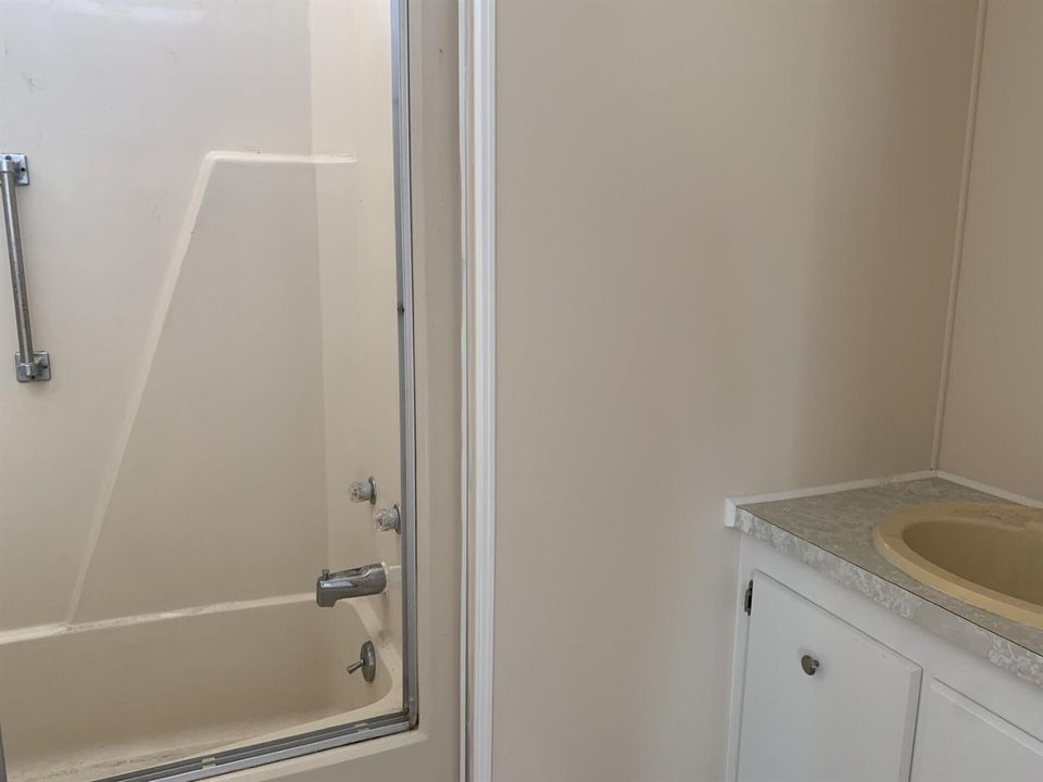 Guest Bath with Shower Tub Combo