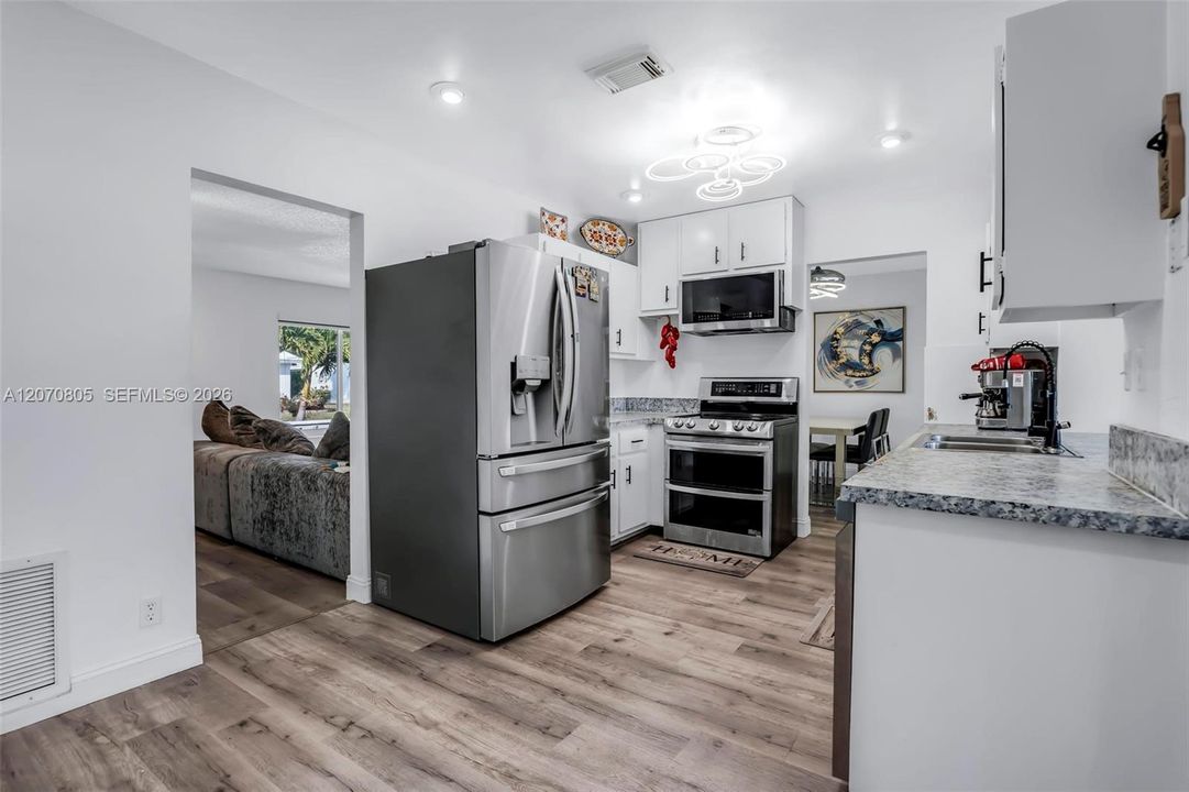 For Sale: $410,000 (3 beds, 2 baths, 1660 Square Feet)