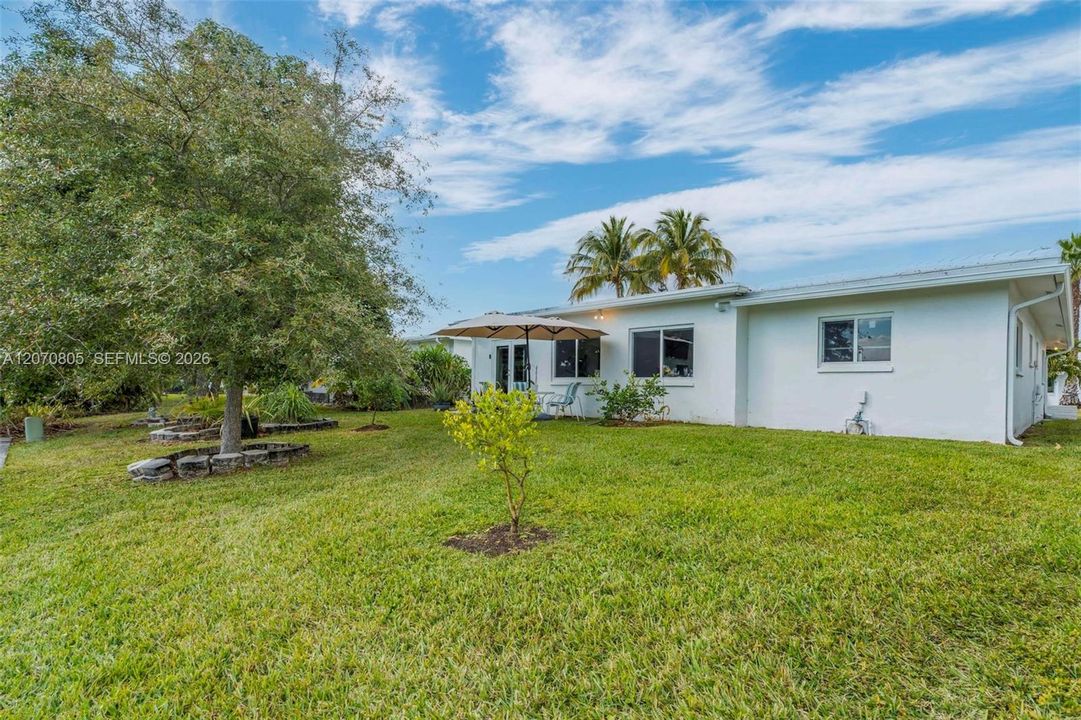 For Sale: $410,000 (3 beds, 2 baths, 1660 Square Feet)