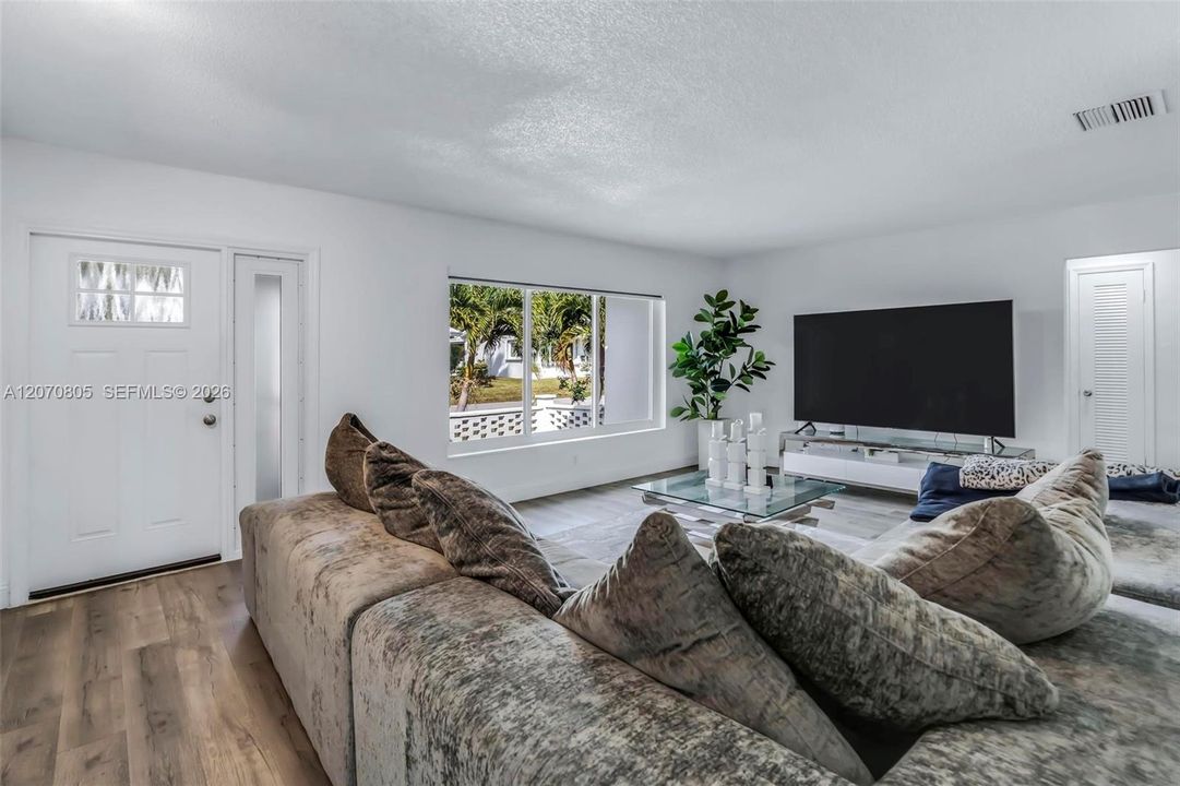 For Sale: $410,000 (3 beds, 2 baths, 1660 Square Feet)