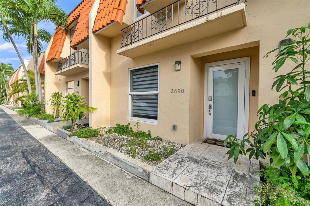 For Sale: $699,900 (2 beds, 2 baths, 1486 Square Feet)
