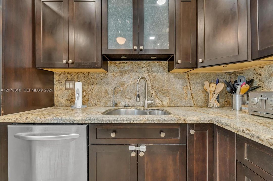 For Sale: $699,900 (2 beds, 2 baths, 1486 Square Feet)