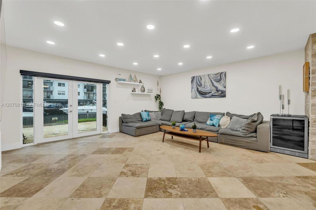 For Sale: $699,900 (2 beds, 2 baths, 1486 Square Feet)