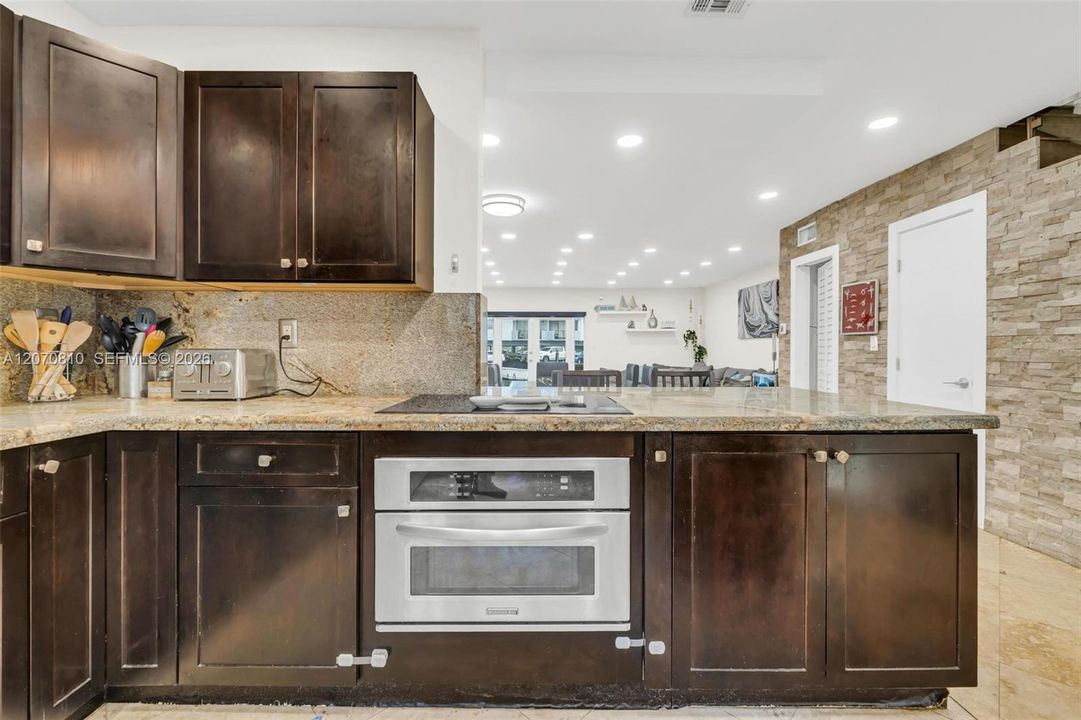 For Sale: $699,900 (2 beds, 2 baths, 1486 Square Feet)