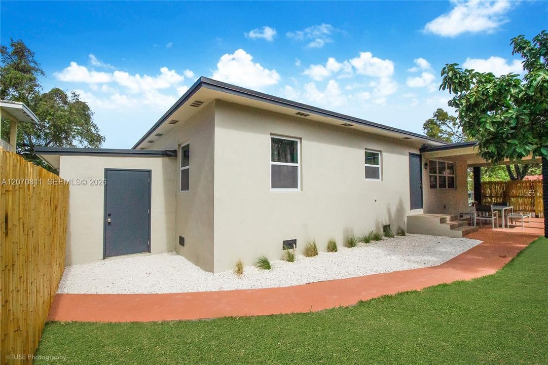 For Rent: $3,995 (4 beds, 3 baths, 1323 Square Feet)