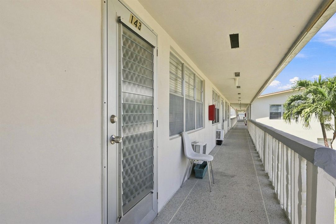 02_exterior entry